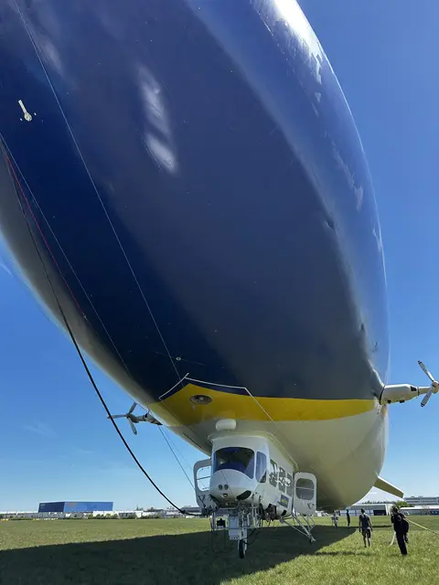 Auf seinem Boxenstopp am Heimweg nach Friedrichshafen durften Fans eines der letzten Luftschiffe und Schaulustige den Zeppelin am Welser Flugplatz bestaunen. | Foto: MeinBezirk