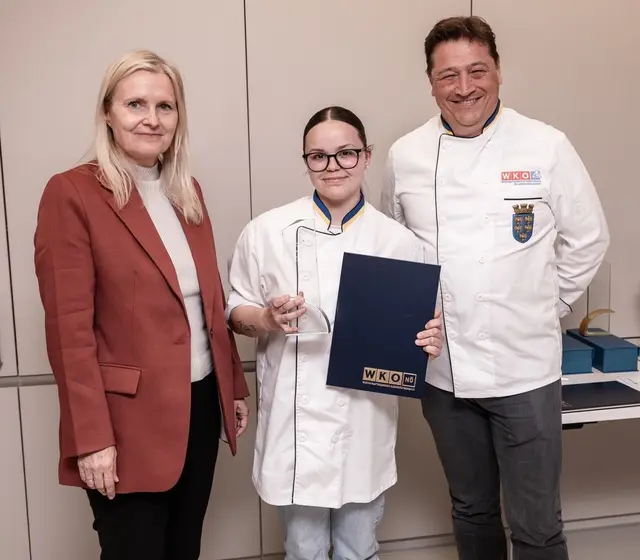 Konditor zweiter Platz: Astrid Ledolter (BH Baden), Silber-Gewinnerin Emely Wachter, Landesinnungsmeister Christian Heiss (v.l.). | Foto: Andreas Biba