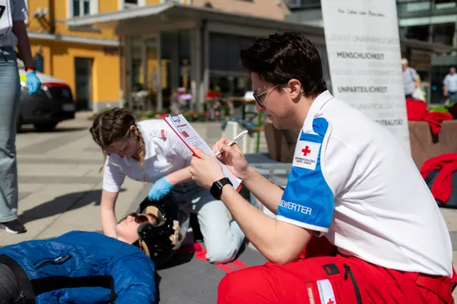 Rund 30 Jugendliche stellten beim Erste-Hilfe-Bezirkswettbewerb ihr Können unter Beweis und boten der Öffentlichkeit ein beeindruckendes Schauspiel an Kompetenz und Einsatzbereitschaft.  | Foto: Rotes Kreuz Steiermark