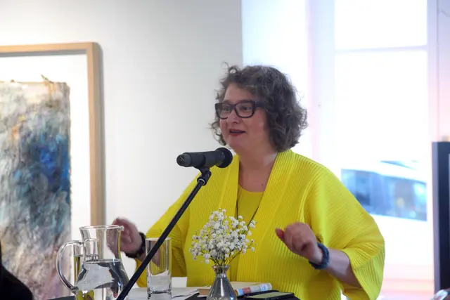 Karin Pernegger (Kunstraum Schwaz) fungierte als Laudatorin.