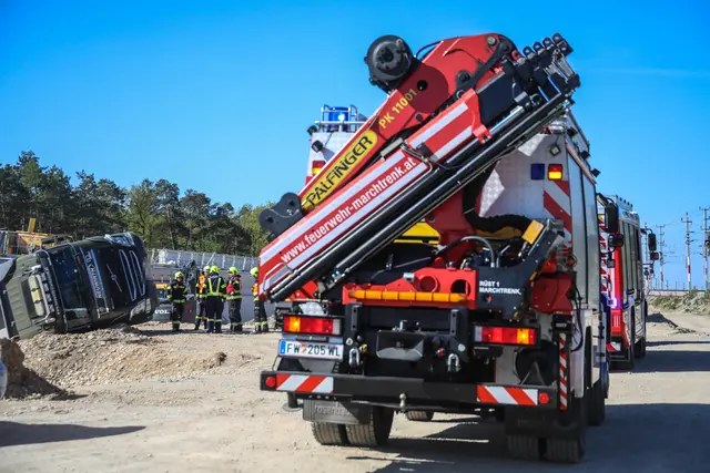 Lkw-Unfall auf der Bahnbaustelle in Marchtrenk: Ein Transporter kippte um – der Lenker wurde dabei verletzt. | Foto: laumat.at