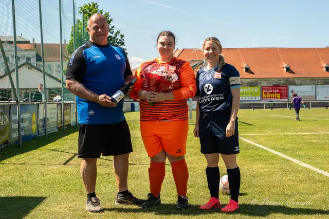 von links: Trainer Christian Mrskos, Julia Mrskos (Angestellt bei Daniel), Kapitänin Bettina Rohrmüller | Foto: Thomas Navratil