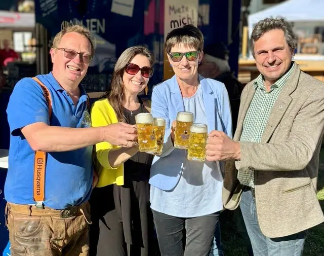 Auf das erfolgreiche Event konnte angestoßen werden: Bruno Toifl mit Vize Cornelia Weiß, Abgeordneter Diesner-Wais und Bürgermeister Nendwich. | Foto: Markus Kahrer