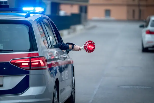 Fußgängerin nach Verfolgungsjagd gesucht