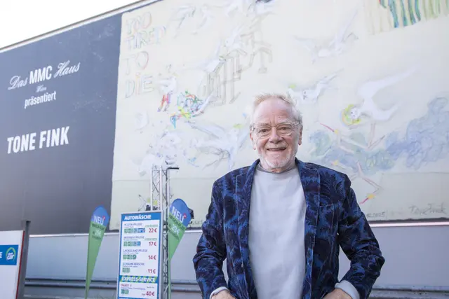 Künstler Tone Fink vor der Installation auf der Studiowand des MMC Hauses in Liesing. | Foto: Jürgen Hammerschmid