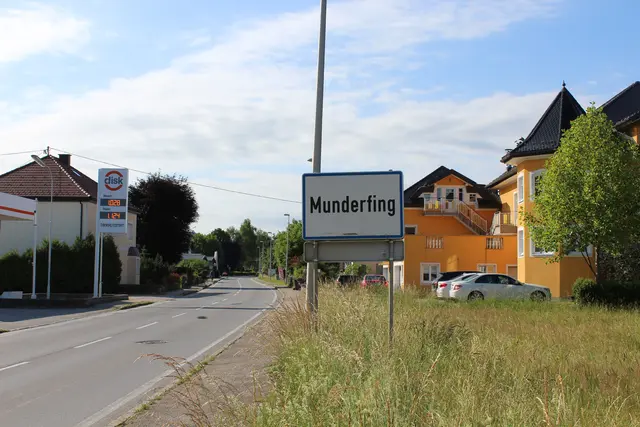 Junger Autofahrer prallt gegen Ampel und überschlägt sich