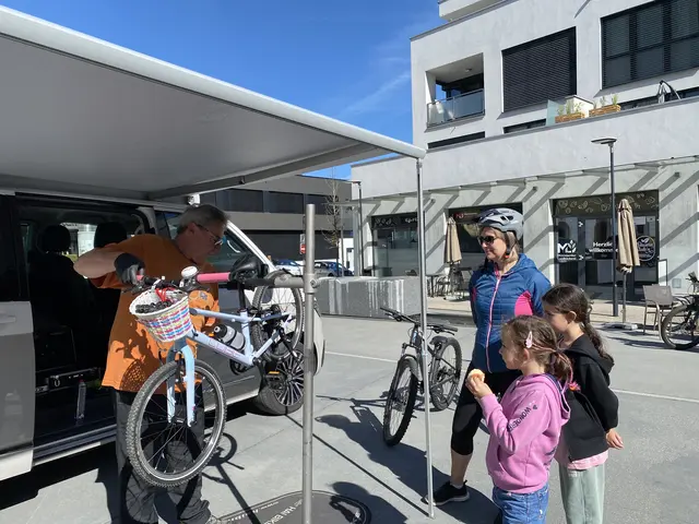 Fahrradtechniker Wolfgang Kranzer kontrollierte die Fahrräder. | Foto: Gemeinde St. Martin