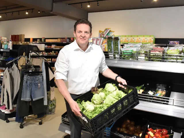 LR Zumtobel beim Projekt "Verwenden statt Verschwenden" im Sozialmarkt in Imst | Foto: Land Tirol/Knabl
