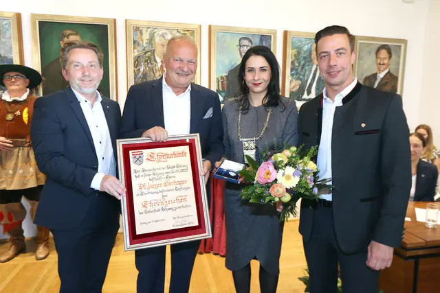Ehrenzeichen der Stadt Schwaz an verdiente Bürger:Innen vergeben