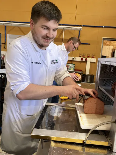 Von Bratwürsten und Leberkäse über den "Otterburger" bis hin zu Getränken und hausgemachtem Eis, die regionalen und mit viel Liebe zubereiteten Speisen fanden großen Anklang.  | Foto: LWBFS Otterbach