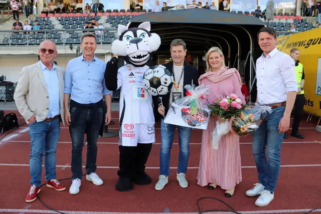 Dietmar Riegler wurde zu seinem 60. Geburtstag beim WAC-Spiel gegen GAK mit dem Großen Ehrenzeichen des Landes überrascht. | Foto: Josef Emhofer