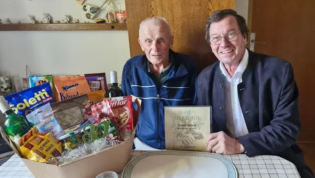 Seit 80 Jahren ist Rudolf Petschl Mitglied der Naturfreunde Kindberg. Dafür gab es neben einem Geschenkskorb auch eine Ehrenurkunde – überreicht vom Ortsgruppen-Vorsitzenden Heinz Luneschnik. | Foto: Naturfreunde Kindberg