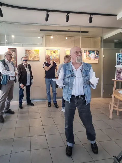 Salvatore Mainardi bei seiner Schokoperformance, im Hintergrund v.l. Redakteur Carlo Vicentini, Peter Felix Denzler, Hans-Peter Meyer und Madeleine Meyer | Foto: lichtsinn