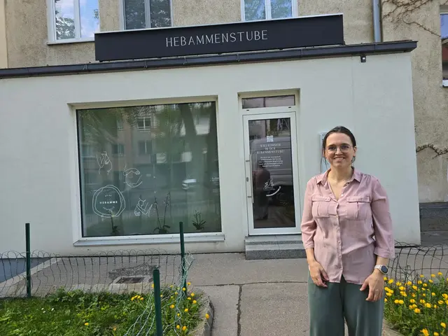 Hebamme Annabelle Haustein steht in der Gersthofer Straße 135 tatkräftig zur Seite.  | Foto: Annabelle Haustein