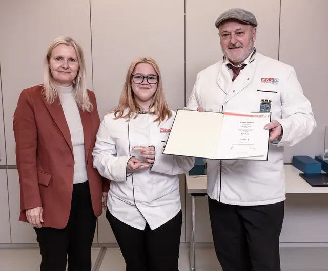 Bäcker dritter Platz: Astrid Ledolter (BH Baden), Bronze-Gewinnerin Desirée Vrabel, Landesinnungsmeister Klaus Kirchdorfer (v.l.). | Foto: Andreas Biba