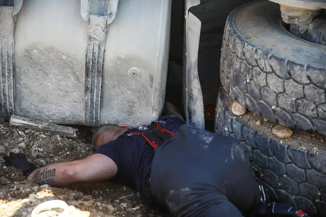 Lkw-Unfall auf der Bahnbaustelle in Marchtrenk: Ein Transporter kippte um – der Lenker wurde dabei verletzt. | Foto: laumat.at