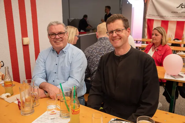Karl Duskanich und Pater Martin Glechner ließen sich das Stafödfest nicht entgehen. | Foto: er