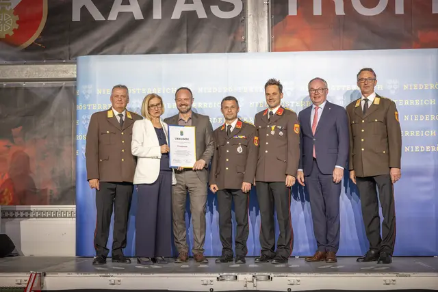 Dietmar Fahrafellner, Johanna Mikl-Leitner und Stephan Pernkopf überreichten der FF Grabensee ihre Urkunde zum 140-jährigen Jubiläum. | Foto: Matthias Fischer, NÖ LFK