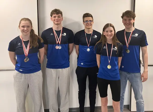 Die Perger Medaillen-Gewinner, von links Marlene Richtsfeld, Tymofii Ponnats, Adam Halasz, Sophie Hinterleitner und Florian Prinz.
 | Foto: 1. Perger Schwimmverein
