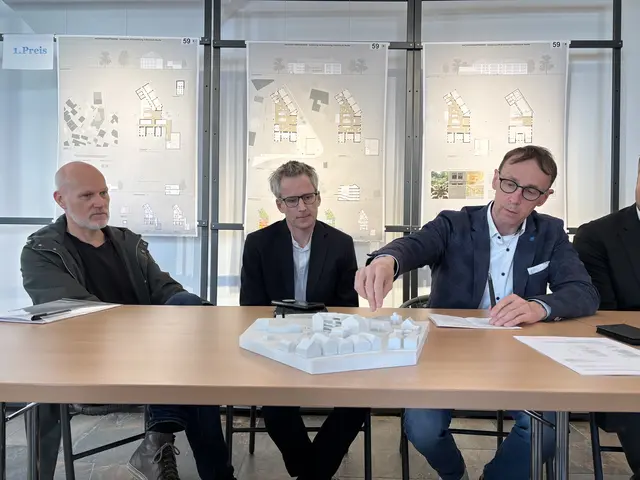 Bürgermeister Günter Salchner (re) erläuterte die städtebulichen Vorteile des Siegerprojekts. | Foto: MeinBezirk/Günther Reichel