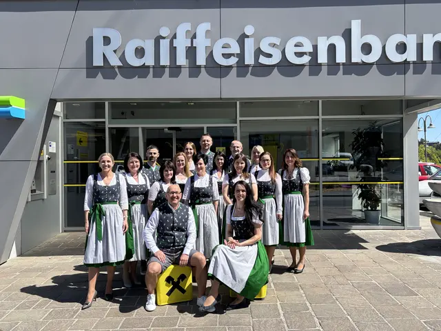 1. Reihe v. l. n. r.: Vst.-Dir. Markus Kulhanek; Vst. Mag. Susanne Archan-Krienzer
2. Reihe v. l. n. r.: Julia Schintler; Anita Fötsch; Prok. Martina Läßer; Bianca Strommer
3. Reihe v. l. n. r.: Maria Kosmatsch; Ulrike Kohlbacher-Brunner; Christa Ruprechter; Tünde Schrausser-Kiss; Sabine Klöckl
4. Reihe v. l. n. r.: Dominic Schober; Dominika Bialko; Bernd Nestelbacher; Gerfried Stadler; Ingrid Weger | Foto: MeinBezirk/Martina Labler