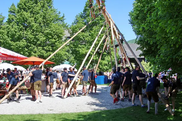 Maibaumaufstellen am Anifer Gemeindeplatz