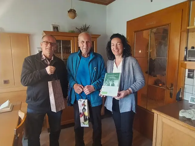 Karl Ungersböck, flankiert von den Gratulanten. | Foto: Gemeinde Scheiblingkirchen