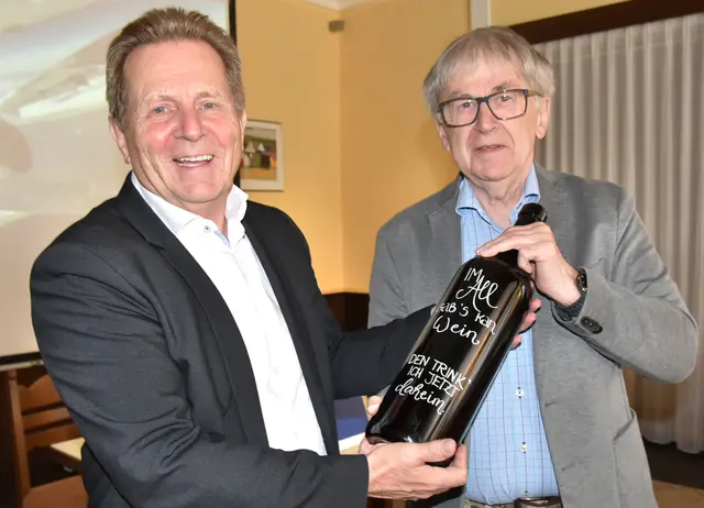 Eine Magnumflasche Grüner Veltliner sorgte für Schmunzeln im Saal: „Im All gab’s kan Wein, den trink ich jetzt daheim.“ | Foto: Herbert Schleich