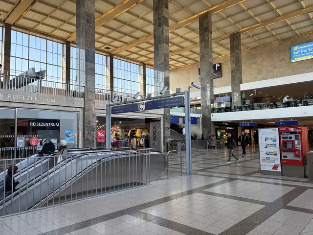 Eine uniformierte Polizeipräsenz am und rund um den Westbahnhof soll durch Exekution des Alkoholkonsumverbots Abhilfe schaffen. (Archivbild) | Foto: Andreas Pölzl/MeinBezirk Wien