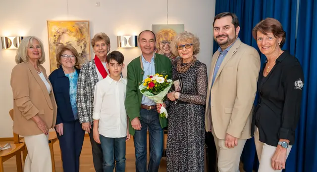 Die GRinnen Silvia Weginger, Christiane Stefancsich, stv. Bürgermeisterin Gabriele Schiener, Kaya Ertürk (Klavier), Bürgermeister Dr. Andreas Linhart, Künstlerin Jana Chudoba, Kulturreferent Dieter Zelber und die stv. Obfrau des Heimathauses Renate
Feiks (v.l.n.r.). | Foto: Gemeinde Brunn/Johanna Hoblik