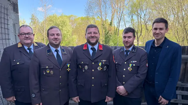 LFR Ewald Edelmaier, OV Georg Kröpfl, OBI Stefan Trappl, V Alexander Stöger, Vize-Bgm. Alexander Leutgeb | Foto: FF Friedersbach