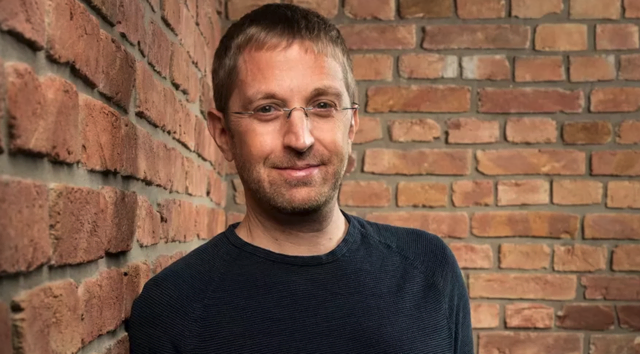 Physiker und Autor Florian Aigner präsentiert neues Buch