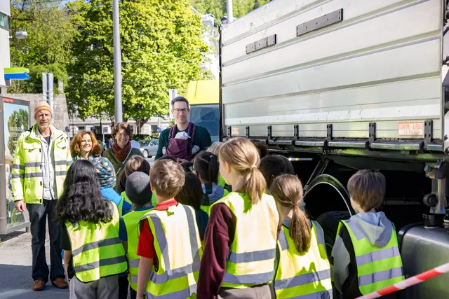 Bei der Sicherheitsaktion „Toter Winkel“ lernen Schüler:innen der Montessori Volksschule Nonntal, welche Bereiche rund um einen Lkw für die Person am Steuer nicht einsehbar sind. | Foto: Stadt Salzburg/Wildbild/Günter Freund
