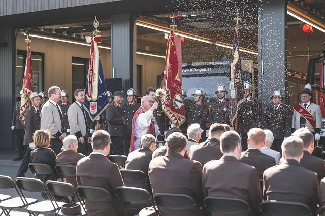 Pfarrer Tobias Höck meinte es mit dem Weihwasser gut und hatte die Lacher auf seiner Seite.  | Foto: LFV Tirol / Marcel Kreidl