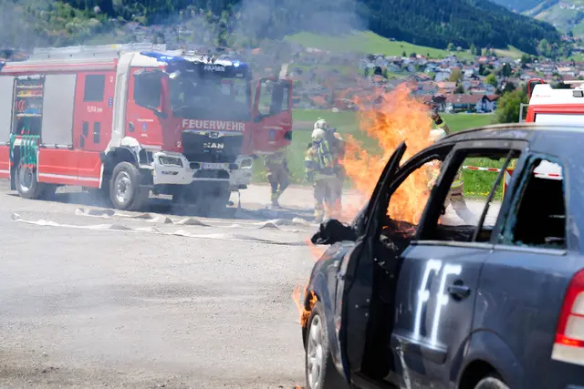 Stets eine Herausforderung: Fahrzeugbrand mit einer Person im Gefahrenbereich. | Foto: Manuel Würtenberger