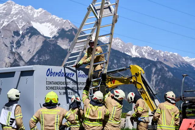 Stromunfall mit Personenrettung aus einem Container - hier war Teamarbeit angesagt. | Foto: Manuel Würtenberger