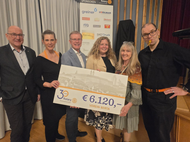 Karl Glinsner (Incoming-Präsident RC Kremsmünster), Barbara Willensdorfer (Wagner &amp; Co.), Jürgen Rathmayr (Vize-Präsident RC Krems-münster), Obfrau-Stv. Cornelia Pöttinger und Geschäftsführerin Manuela Leuschner vom Verein BERTA sowie David Wagner (Chef des Impro-Theaters Wagner &amp; Co.) | Foto: Ewald Schnabl