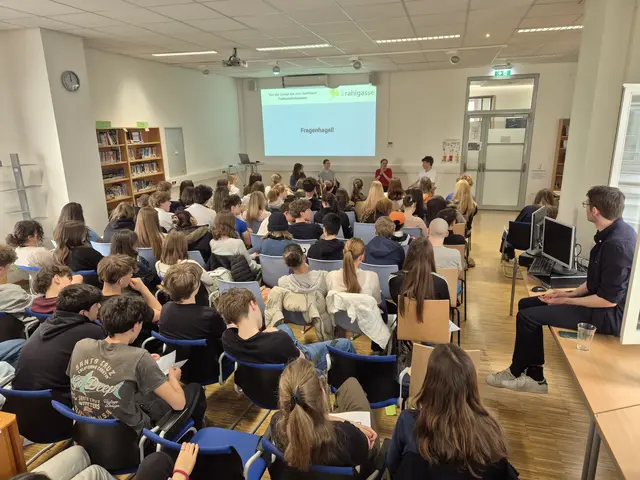 Die Veranstaltung fand in der Schulbibliothek statt und richtete sich an die fünften Klassen. | Foto: Karl Marquardt