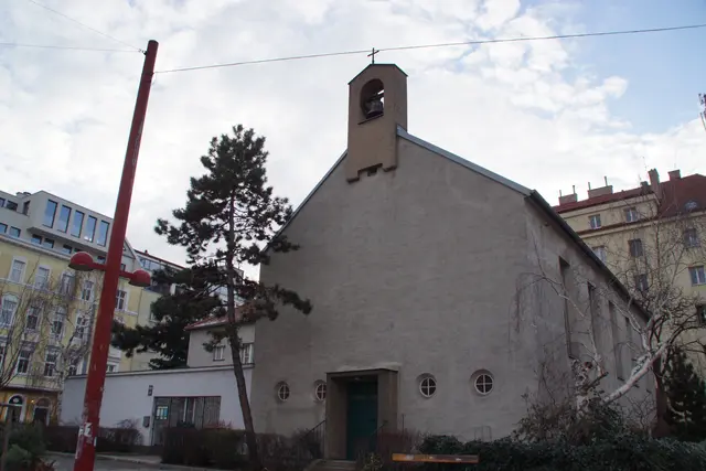 Im Gemeindesaal der Zwinglikirche warten Anfang Mai zahlreiche Raritäten auf neue Besitzer. | Foto: Alois Fischer