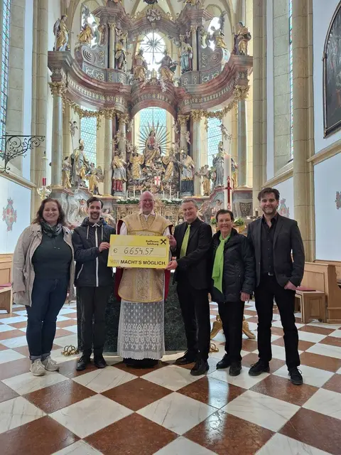 Von links: Pfarrgemeinderats-Obfrau Jutta Gruber, Pastoralassistent Florian Schwaiger, Pfarrer Virgil Zach, Gerald Zechner (Obmann Chor GastEinKlang), Theres Hauptmann (Obfrau-Stellvertreterin) und Martin Aigner (Chorleiter GastEinKlang). | Foto: Pfarre Bad Hofgastein
