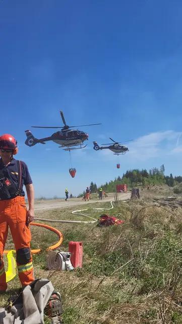 Am Montag stehen insgesamt sieben Hubschrauber im Löscheinsatz. | Foto: BFVGU