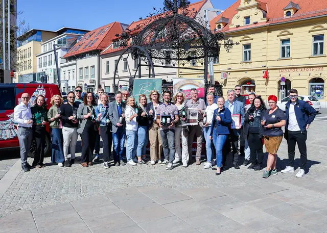 Am Brucker Hauptplatz wurde bei strahlendem Sonnenschein der neue Brucker Wein präsentiert. | Foto: Stadt Bruck/Vassilev