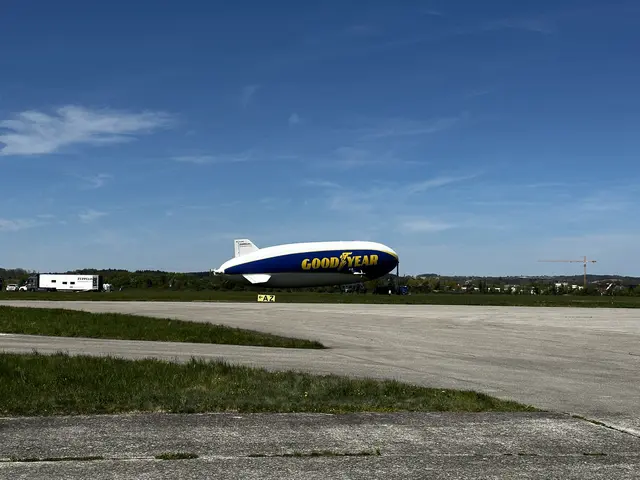 Auf seinem Boxenstopp am Heimweg nach Friedrichshafen durften Fans eines der letzten Luftschiffe und Schaulustige den Zeppelin am Welser Flugplatz bestaunen. | Foto: MeinBezirk