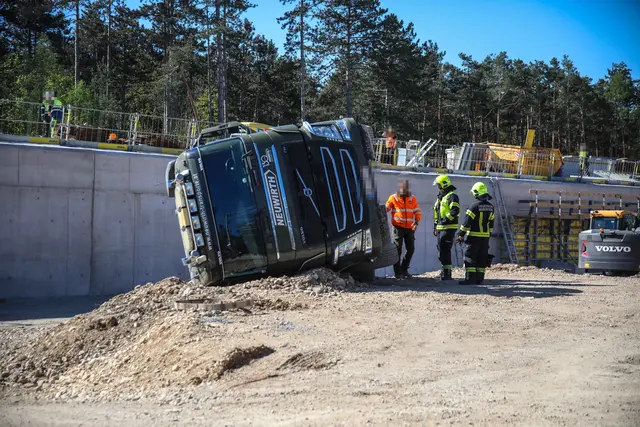Lkw-Unfall auf der Bahnbaustelle in Marchtrenk: Ein Transporter kippte um – der Lenker wurde dabei verletzt. | Foto: laumat.at