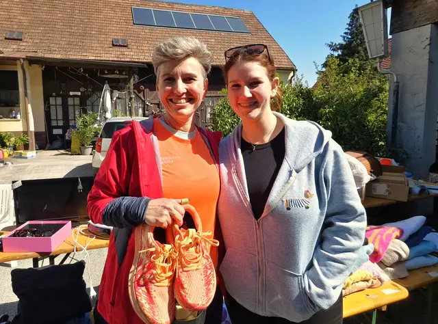 "Runita" Anita Schäffer und Amelie Schäffer. Die Laufschuhe der Lauftrainerin waren das beste Stück und begehrt. | Foto: Christian Nowotny