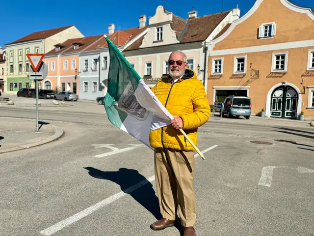Stadtrat Werner Oppitz sorgte mit der Stadt-Fahne für den Start. | Foto: Markus Kahrer