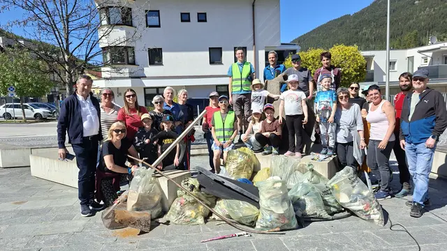 Die Helfenden waren bestens Ausgerüstet und sammelten einiges an Müll.  | Foto: FWZ Wipptal