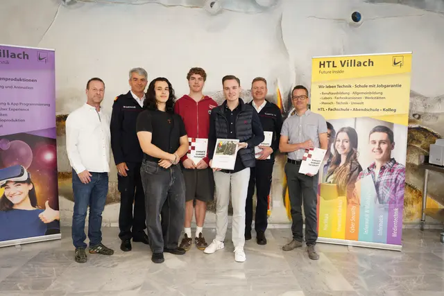 Die Verantwortlichen mit den Schülern Fabian Kirchsteiger, Julian Glantschnig und Alexander Schwaiger (Mitte)  | Foto: meinbezirk.at/Birgit Gehrke 