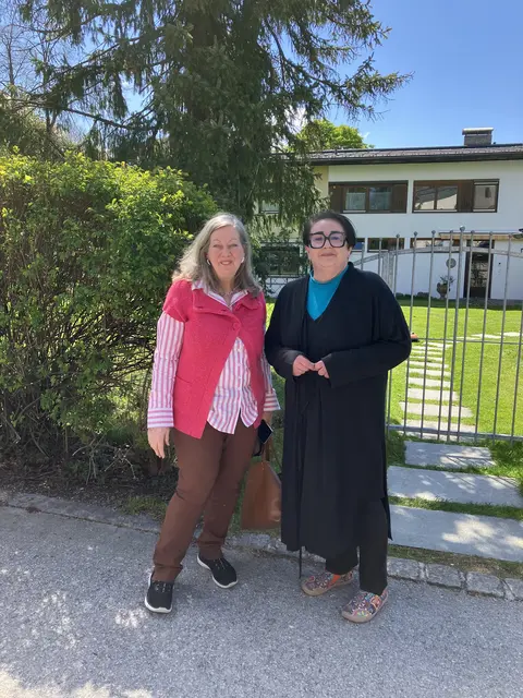 Herzlich willkommen: Rosi Guggelberger (li) mit Andrea Klapper, Leiterin des Caritas Zentrums in Wörgl.