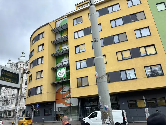 Anrainerinnen und Anrainer berichten immer wieder von Personen, die im Umfeld der Suchthilfe Jedmayer am Gumpendorfer Gürtel 8 offen Drogen konsumieren.  | Foto: Pia Rotter/MeinBezirk